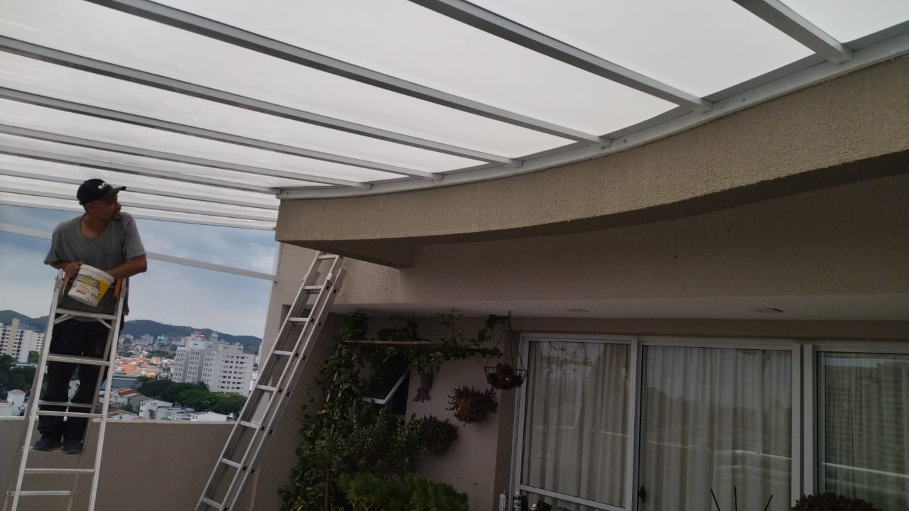 Cobertura fixa em policarbonato compacto
