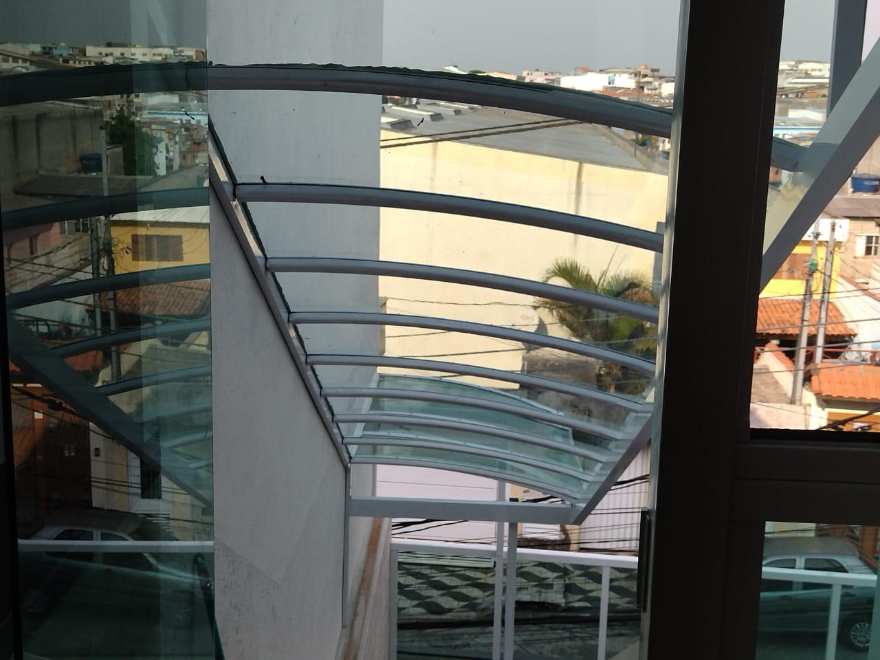 Cobertura fixa em policarbonato compacto