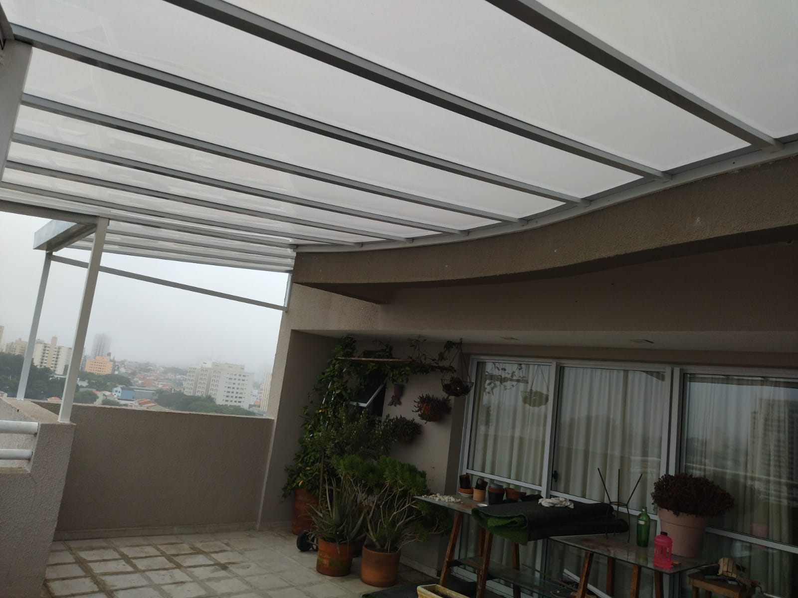Cobertura fixa em policarbonato compacto
