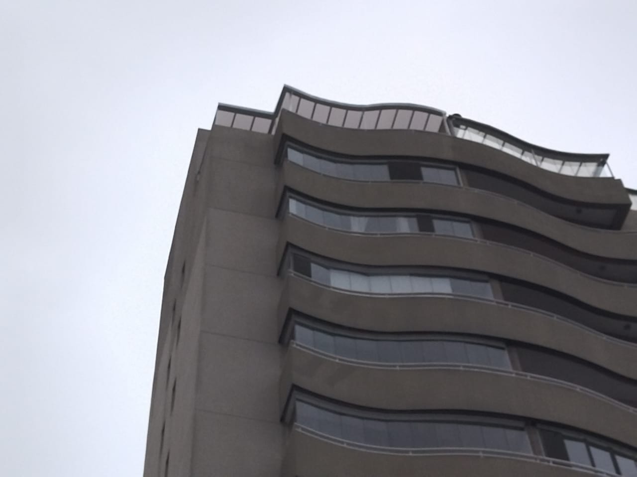 Cobertura fixa em policarbonato compacto